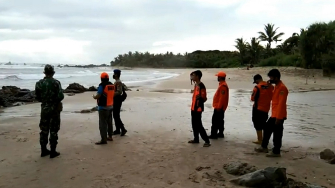 Tim SAR Kembali Cari Wisatawan yang Tenggelam di Pantai Cibobos