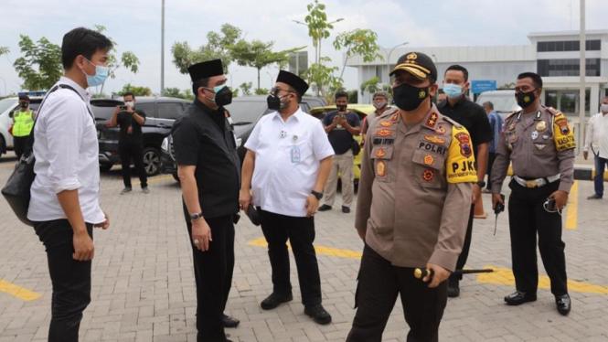 Kapolda Jateng jemput jenazah Habib Ja'far Al Kaff di Bandara Ahmad Yani, Semarang, Sabtu, 2 Januari 2021.