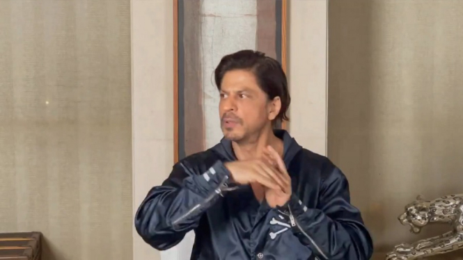 Video Viral Shah Rukh Khan Berkelahi dengan Lalat saat Ucapkan Tahun Baru (Foto Tangkap Layar Video Twitter)