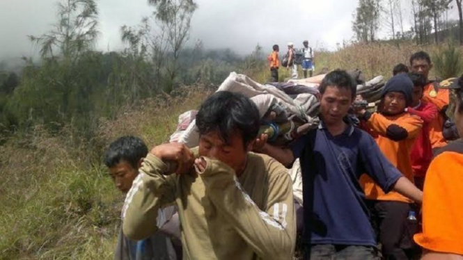Mengenaskan, Pendaki Ditemukan Tewas di Jurang Gunung Rinjani Lombok (Foto Ilustrasi Evakuasi Korban Dok. cmbinfo.id)