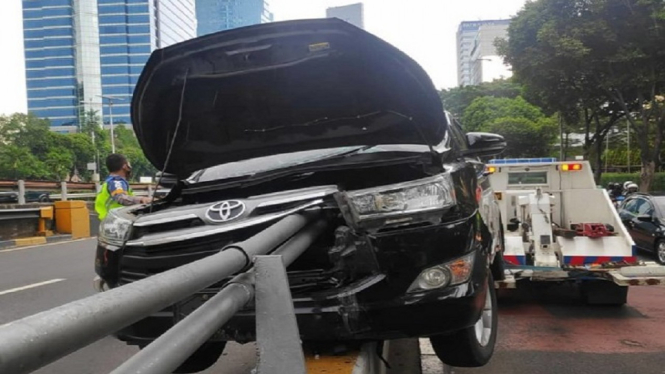 Kecelakaan Menyeramkan Besi Menancap di Mobil saat Menabrak Pembatas Jalan (Foto Instagram)