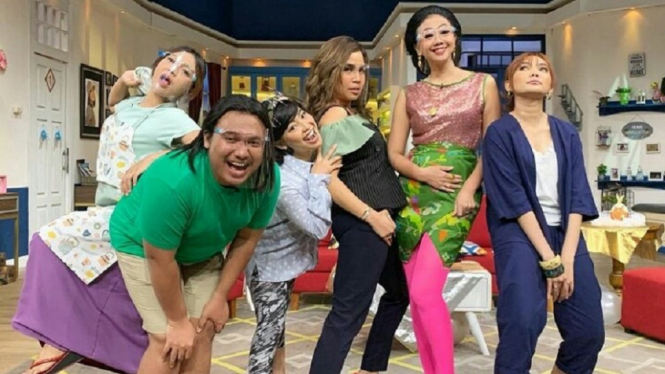 (Kenangan Melaney Ricardo bareng Chacha Sherly (paling kiri)/ Foto: Instagram@melaney_ricardo)