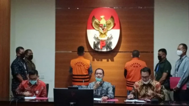 Kedua terdakwa, Nurhadi dan menantunya Rezky Herbiyono. (Foto Viva).