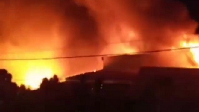 Kebakaran Dahsyat Menimpa 10 Rumah di Kawasan Gor Haji Agus Salim Padang (Foto Tangkap Layar Video Instagram)