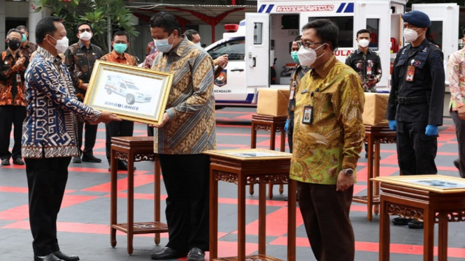 Cegah Klaster Perkantoran, Mendagri Serahkan Mobile Lab PCR, Ambulans dan Paket Sembako (Foto Puspen Kemendagri)