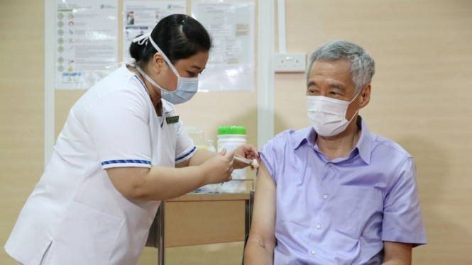 pm singapura disuntik vaksin reuters
