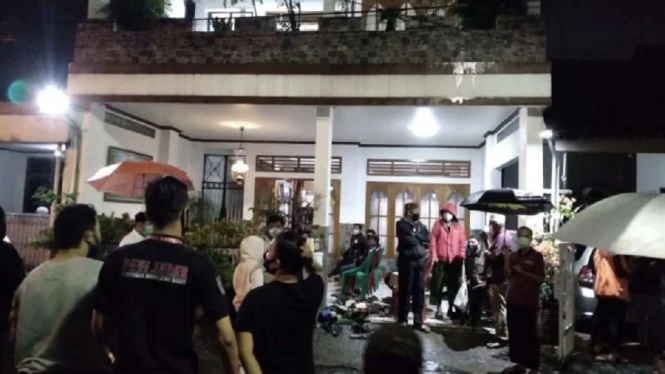 Rumah Pilot Sriwijaya Air SJ182 Banyak Didatangi Keluarga Hingga Kerabat (Foto VIVA)