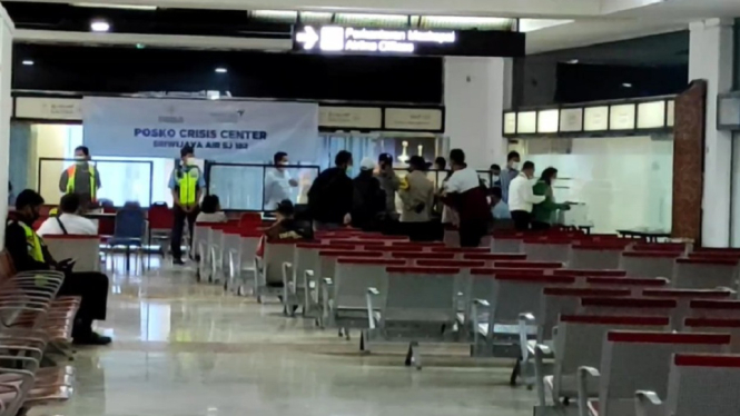 Keluarga Korban Sriwijaya Air SJ 182 Mulai Datangi Posko Crisis Center Bandara Soetta