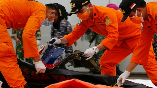 Tim DVI Polri Terima 7 Kantong Jenazah Terkait Jatuhnya Sriwijaya Air SJ-182 (Foto Reuters via Kumparan)