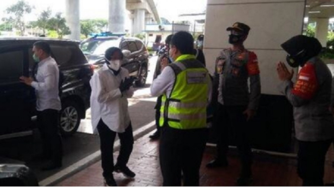 Mensos Risma Pasang Badan Bantu Keluarga Korban Sriwijaya Air SJ 182 Hingga Pengadilan (Foto RIRI)