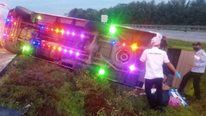 Innalillahi, 3 Orang Tewas Akibat Mobil Travel yang Ditumpanginya Terguling di Tol (Foto Kumparan)