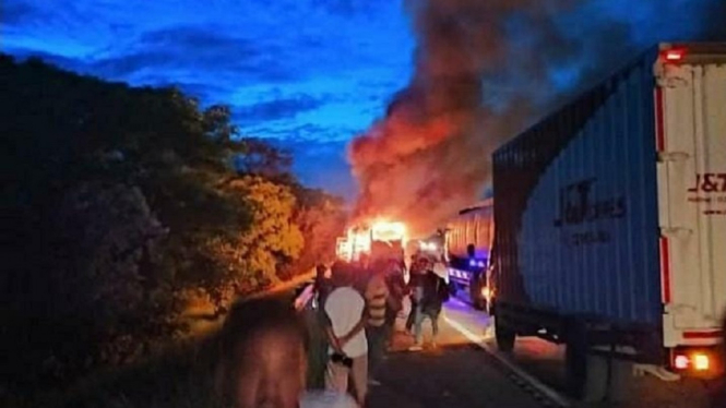 Kebakaran Dahsyat Menimpa Bus Arimbi saat Melintas di Tol Tangerang-Merak (Foto Instagram)