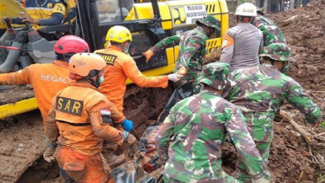 petugas gabungan evakuasi longsor