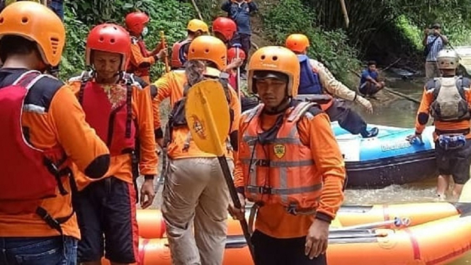 Air Sungai Meluap, 11 Wisatawan Terjebak di Pemandian Batu Jalur