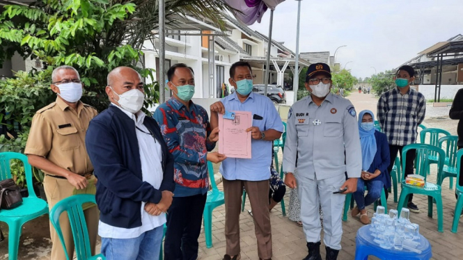 Dukcapil Kemendagri Serahkan Akta Kematian Okky Bisma kepada Keluarganya (Foto Puspen Kemendagri)