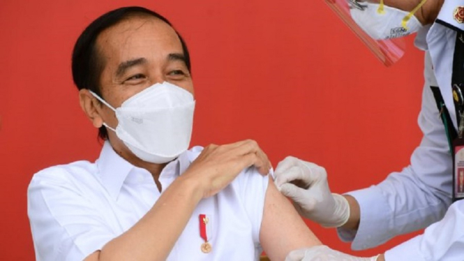 Prof Abdul Muthalib Gemetar saat Menyuntik Vaksin, Ini Kata Presiden Jokowi (Foto Tangkap Layar Video Instagram)
