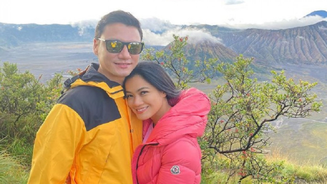 Titi Kamal dan Christian Sugiono Saat Berlibur ke Gunung Bromo (Foto: Instagram)