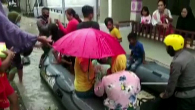 evakuasi korban banjir di Sungailiat, Babel