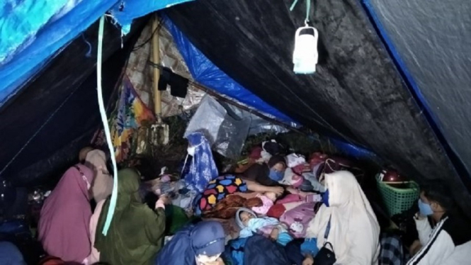 Takut Gempa Susulan, Malam-malam 17 Ribu Warga Tidur di Tenda Pengungsian (Foto sulbarkin via Kumparan)