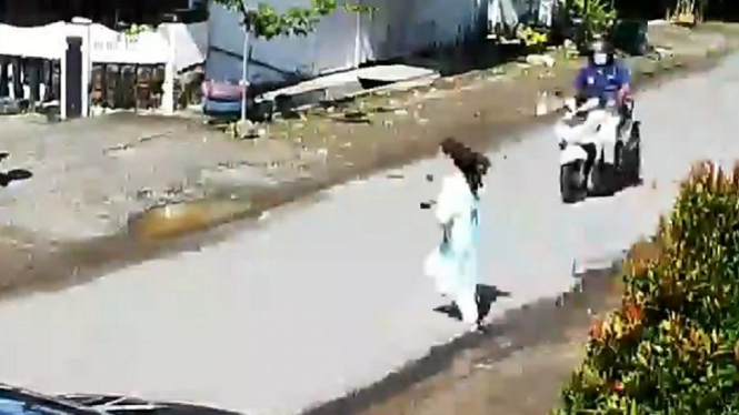 Video Viral saat Seorang Wanita Tertabrak Motor Karena Panik Ada Gempa (Foto Tangkap Layar Video Instagram)