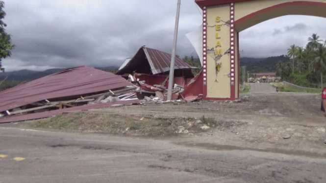 Rumah warga korban gempa masih terbengkalai