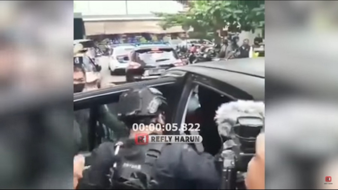 KROSCEK: Habib Rizieq Shihab Ditendang Polisi Ketika Masuk Mobil Tahanan, Ini Faktanya