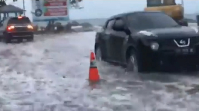 Video Detik-detik Air Laut Naik ke Darat di Mantos Manado Beredar di Medsos (Foto Tangkap Layar Video Instagram)