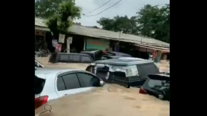 Beredar Viral Video Puluhan Mobil Terseret Banjir di Kalimantan Selatan, Ini Faktanya (Foto Tangkap Layar Video Twitter)