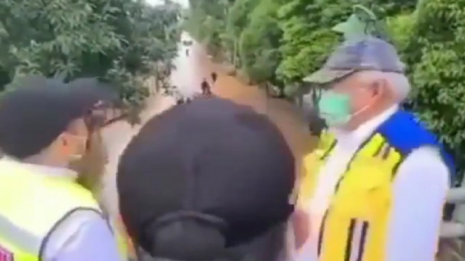 Video Pejabat Tertawa-tawa Lihat Korban Banjir, Netizen: di Mana Hatimu Pak (Foto Tangkap Layuar Video Instagram)