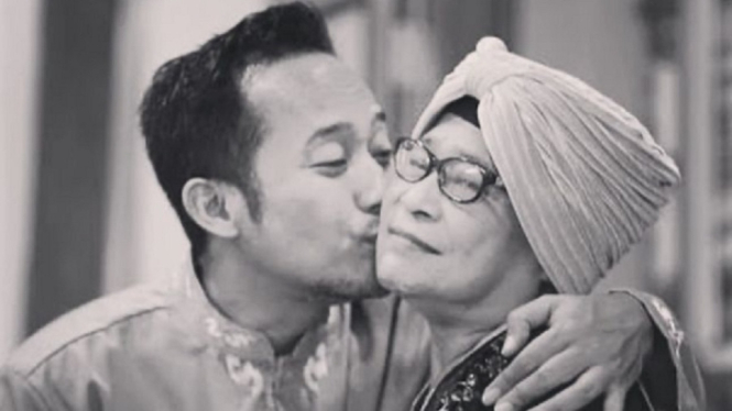 Denny Cagur dan Alm. mama Eny. (Foto Instagram @raffinagita1717)
