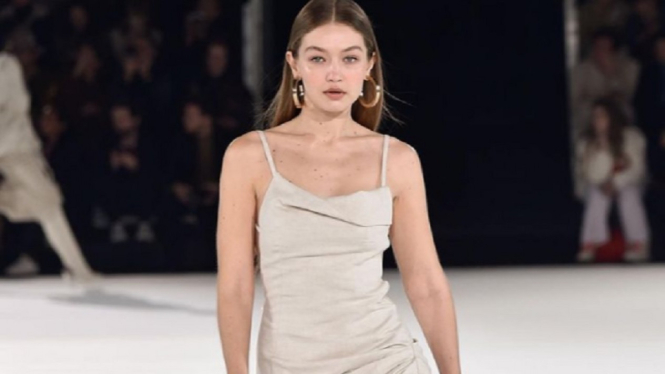 Gigi Hadid di Paris Fasion Week 2020 saat Sedang Hamil Muda (Foto: Instagram)