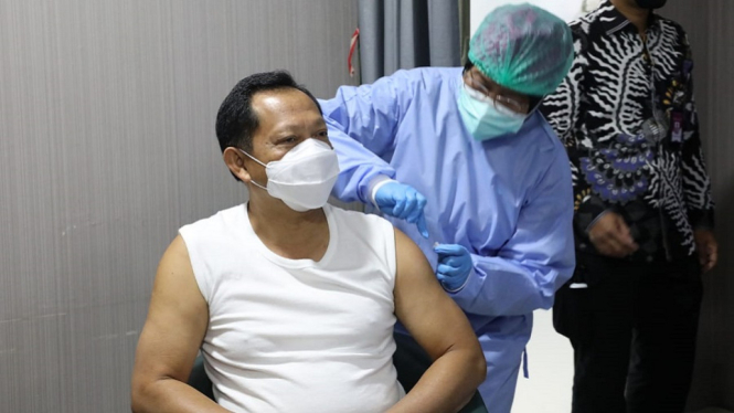 Mendagri Tito Karnavian Disunik Vaksin Covid-19, Begini Penampakannya (Foto Puspen Kemendagri)