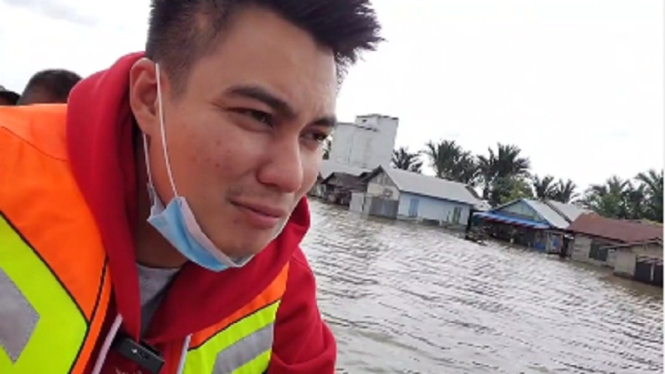 Baim Wong mendatangi rumah warga korban banjir. (Foto Instagram @baimwong)