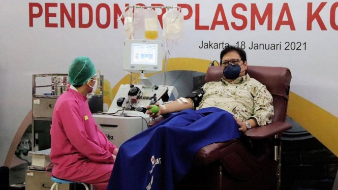 Menko Perekonomian Airlangga Hartarto saat mendonorkan plasma konvalesen di Jakarta, Senin, 18 Januari 2021. (Foto @airlanggahartarto_official Instagram).