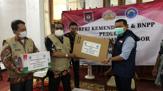 Kemendagri Serahkan Bantuan untuk Korban Bencana Alam di Sumedang (Foto Puspen Kemendagri)