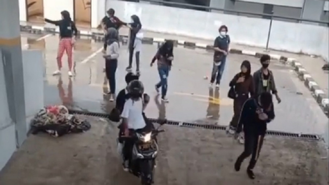 Video Puluhan Remaja Tiktoker Kocar-Kacir Diusir Satpol PP dari Stadion Patriot (Foto Tangkap Layar Video Instagram)