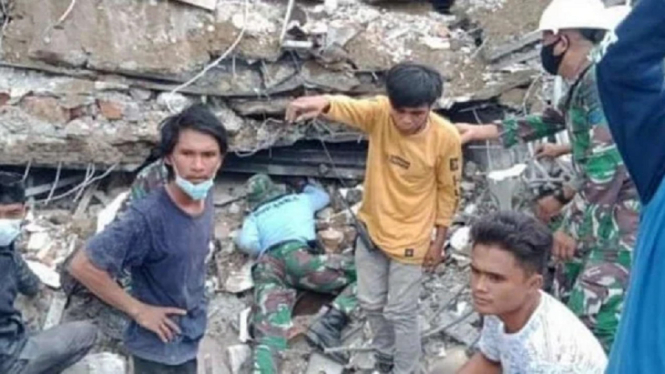 tni al selamatkan korban gempa