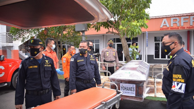 Jajaran Polda Lampung Sambut Kedatangan Jenazah Penumpang Sriwijaya Air SJ-182 (Foto Humas Polda Lampung)