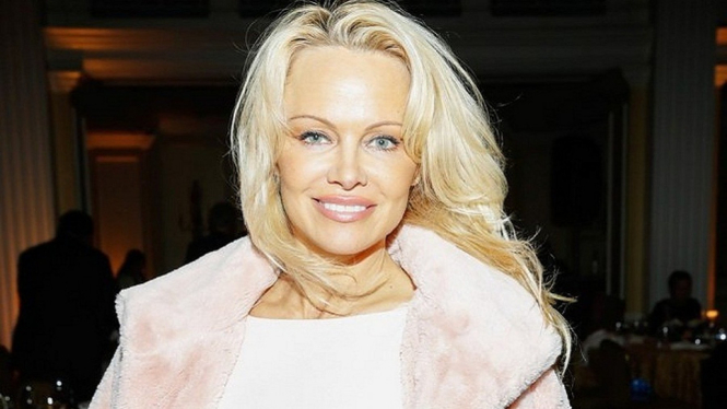Pamela Anderson Menikah Dengan Pengawalnya Diam Diam