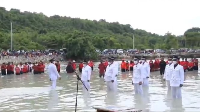 pelantikan kades di laut-Buton tengah