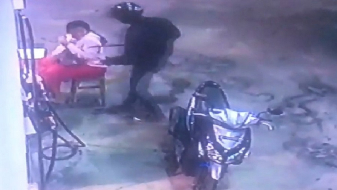 Videonya Viral, Polisi Ancam Perampok SPBU Menyerahkan Diri Atau Ditembak (Foto Tangkap Layar Video Instagram)