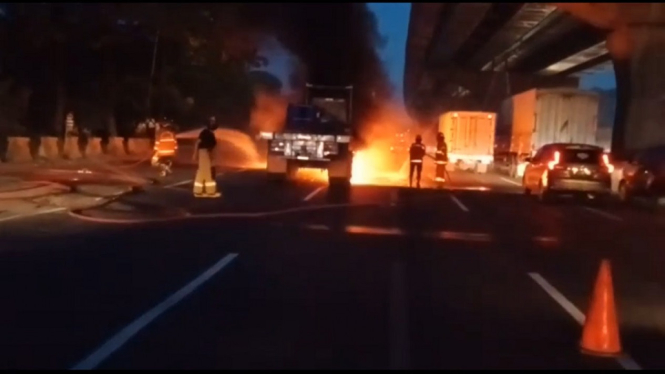 Truk Kontainer Bawa Genset Terbakar di Tol Jakarta-Cikampek