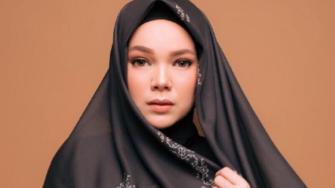 Dewi Sandra Ungkap Ayahnya Sempat Tak Percaya Agama Sebelum Jadi Mualaf (Foto: Instagram)