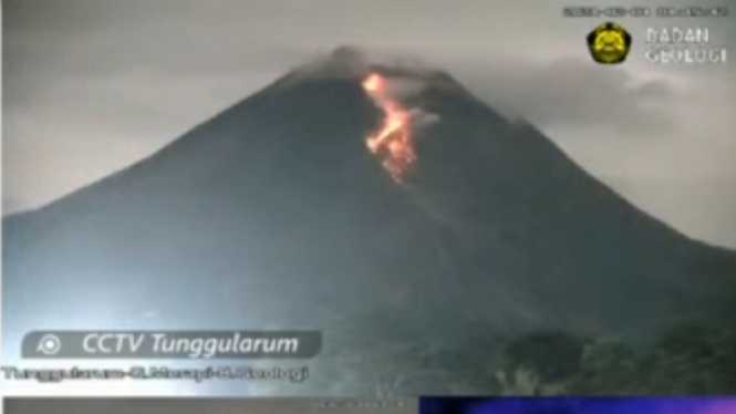 Merapi luncurkan lava pijar