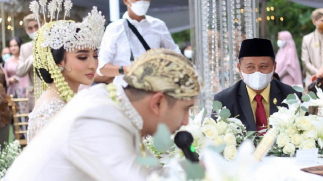 Ali Syakieb Menikah dengan Margin Wieheerm, Lirikan Uu Ruzhanul Ulum Dipermasalahkan Netizen (Foto Instagram)