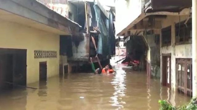 Penampakan Banjir Merendam Warga Kebon Pala, Jakarta Akibat Ciliwung Meluap (Foto Istimewa via RRI)