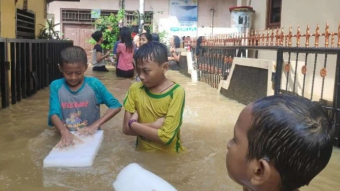 Banjir di Kampung Melayu Jaktim Belum Surut, 876 Warga Terdampak