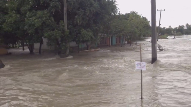 Tanggul jebol, muara gembong banjir