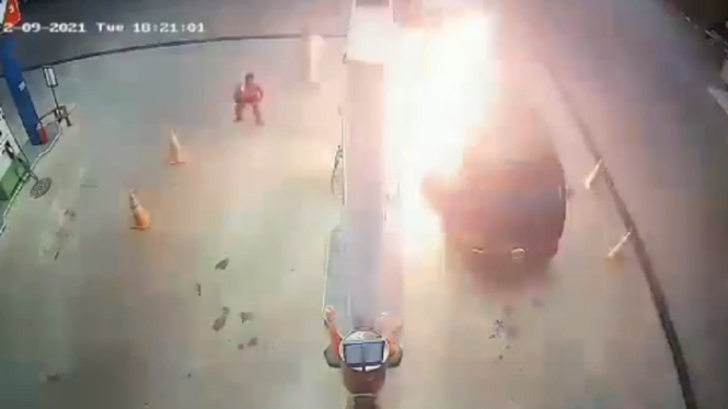 Video Detik-detik Mobil Terbakar saat Mengisi BBM di SPBU, Suasana Kacau (Foto Tangkap Layar Video Instagram)