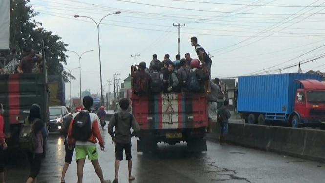 Gegara banjir ratusan pekerja cari tumpangan truk- Semarang
